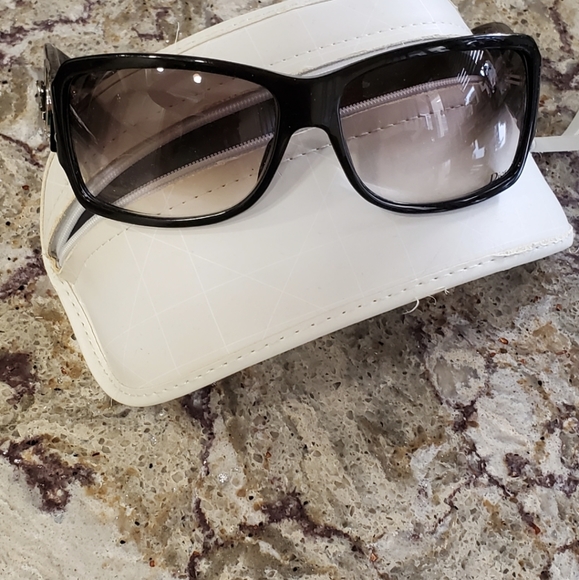 Sunglasses - Picture 3 of 4